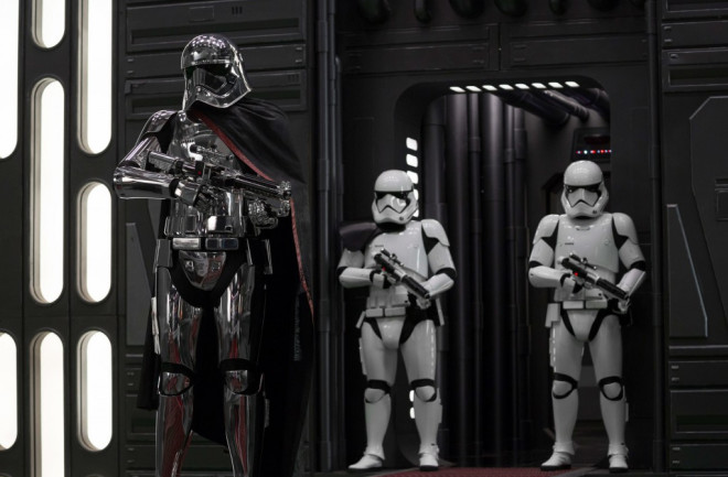 star-wars-the-last-jedi-captain-phasma-stormtroopers_6319466f-1024x683.jpeg