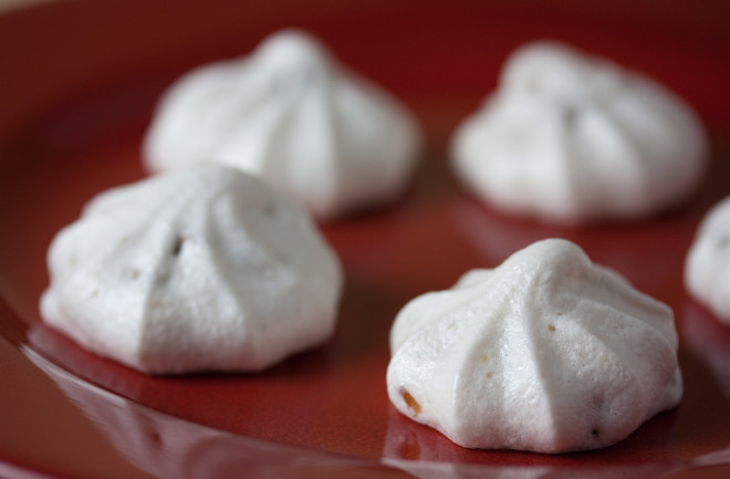 vegan-meringues_red.jpg